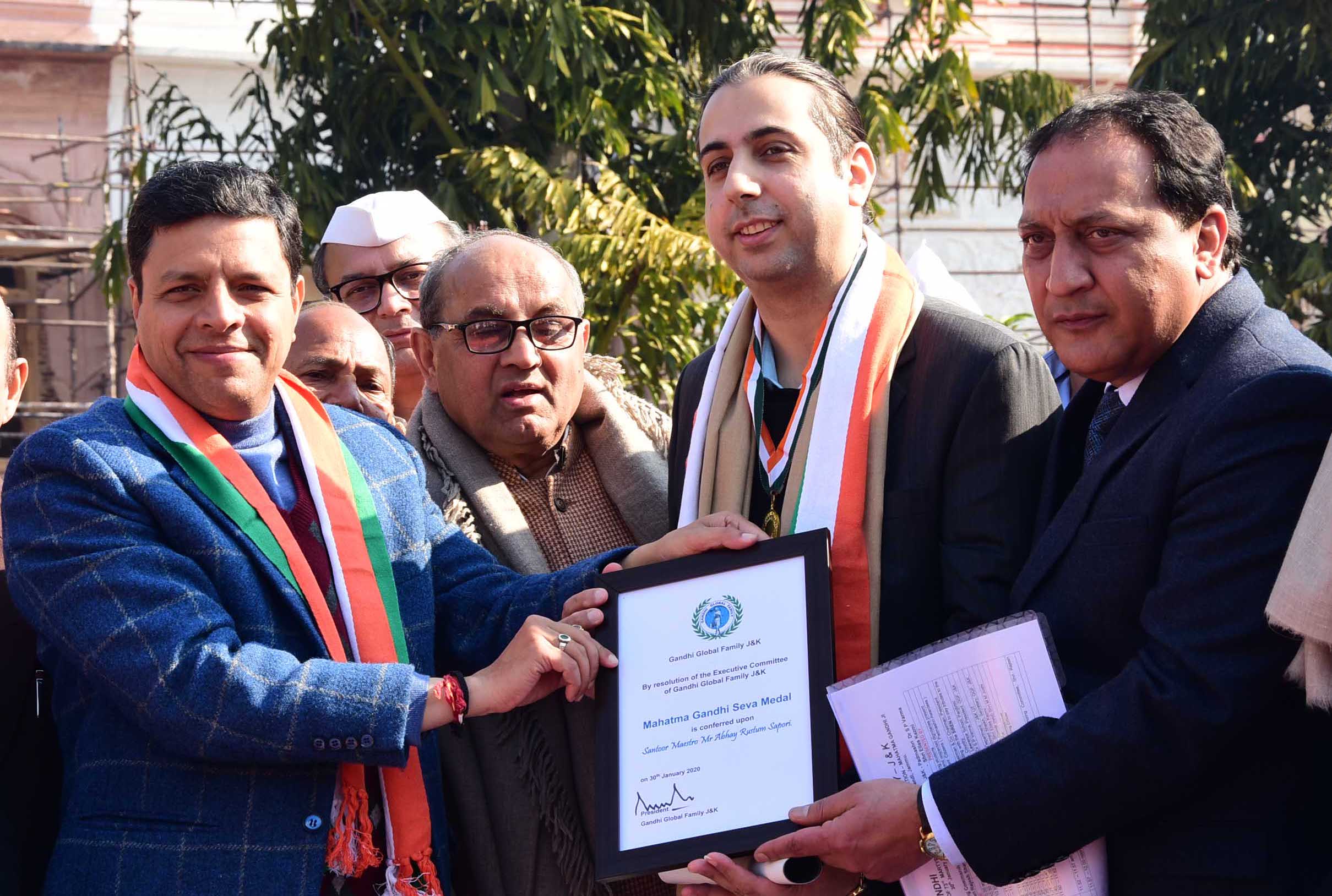 Abhay Rustum Sopori receiving Mahatma Gandhi Award 1